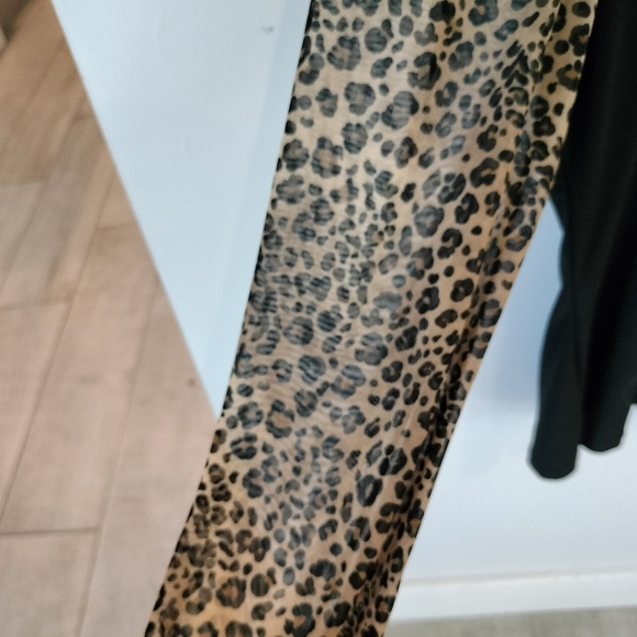 Women's Black Long Sleeve Top  Cheetah Print Sleeves Suzie in the City Size Med. - Picture 4 of 4
